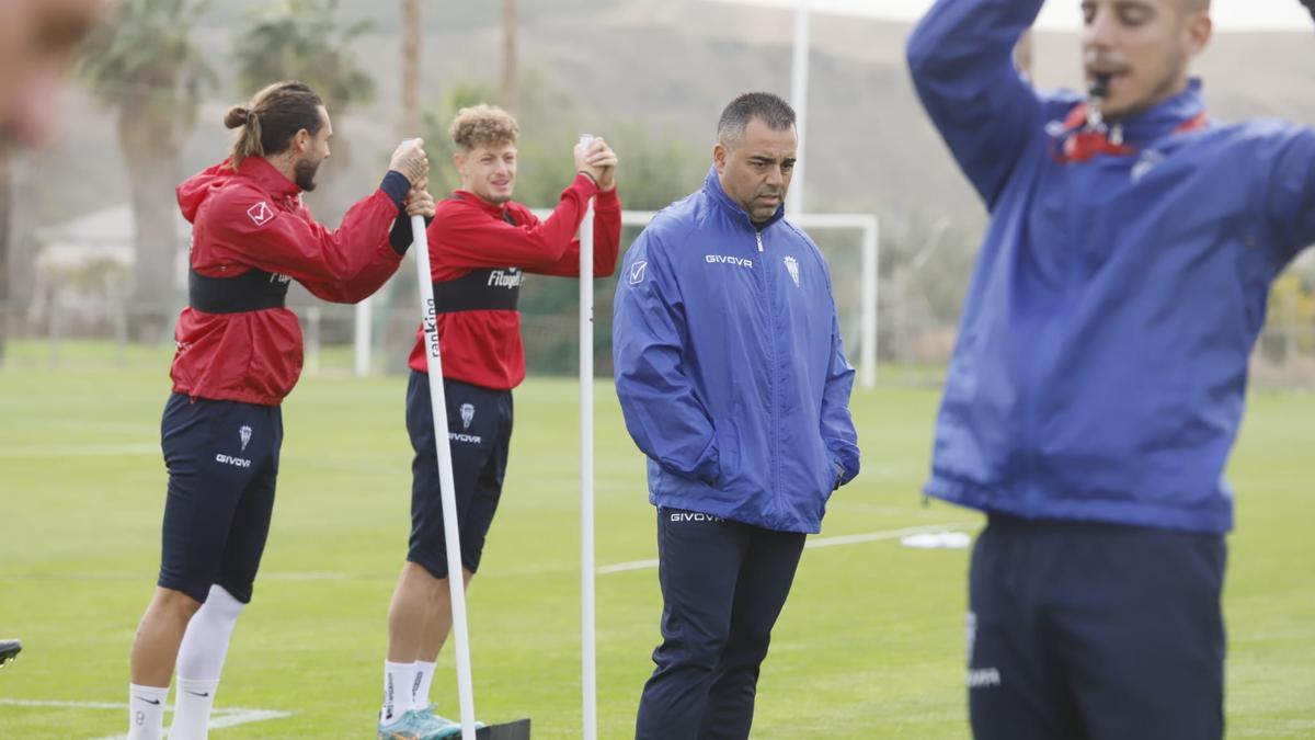 Germán Crespo, junto a Gudelj y Simo durante una sesión de trabajo de esta semana.