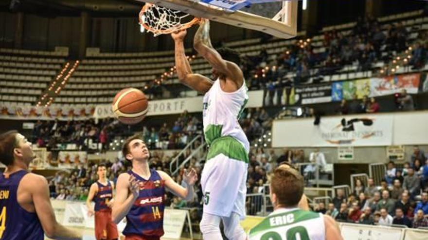 Brandon Garrett se cuelga del aro durante el encuentro de ayer.