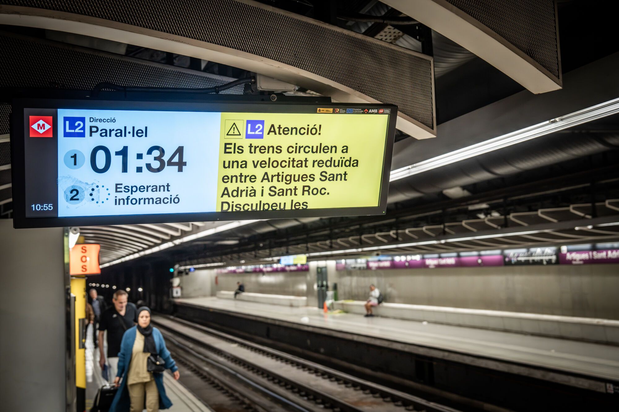 Usuarios de la L2 en el andén de la estación de Artigues/Sant Adrià,que está sufriendo retrasos y problemas de frecuencia debido a una incidencia. A 29 de Octubre de 2026 en Sant Adrià. Barcelona. AUTOR: JORDI OTIX