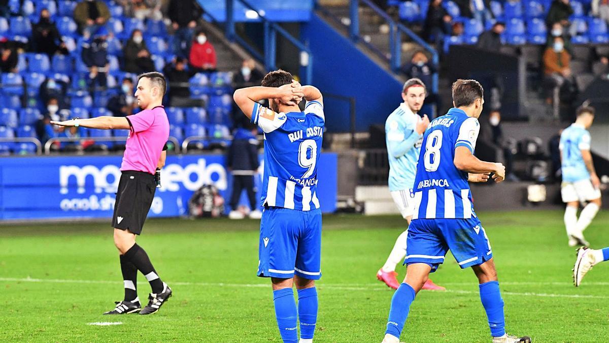 Rui Costa se lamenta de una oportunidad perdida ante Borges y el árbitro, en el partido del pasado domingo. |  // VÍCTOR ECHAVE