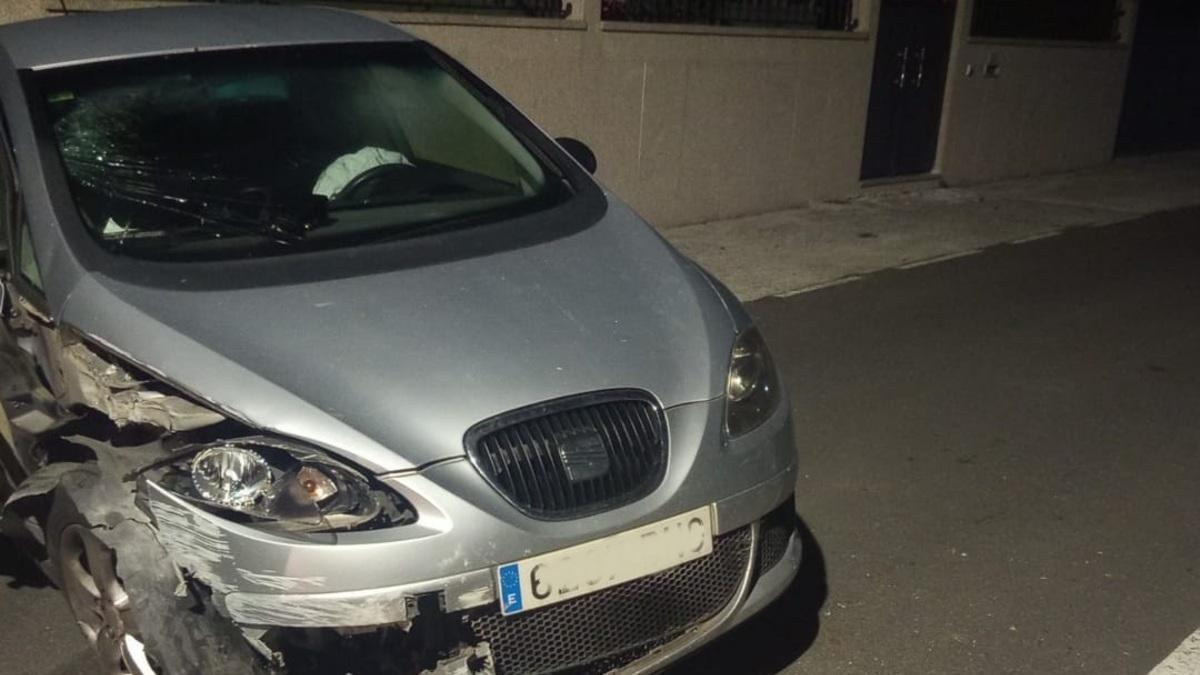 Estado en el que quedó el turismo tras salirse de vía esta madrugada en Santa comba