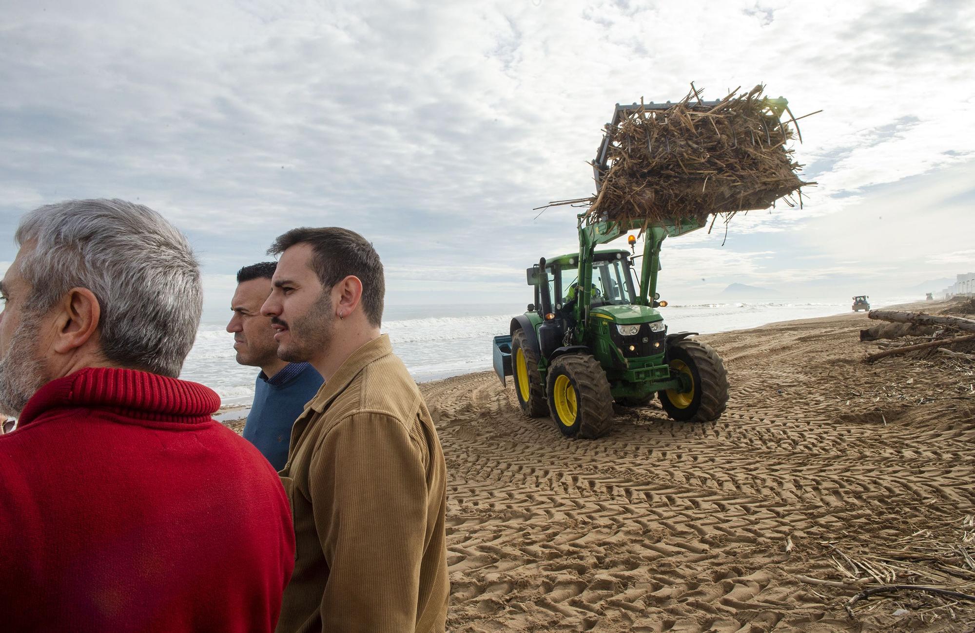 Comienza la limpieza de las playas de la Safor tras la dana