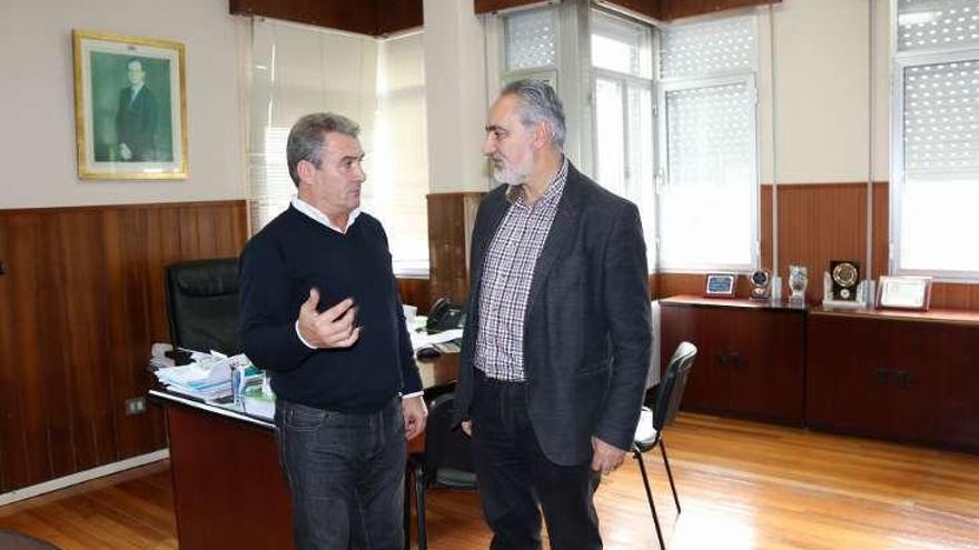 El alcalde José Luis Poceiro con el delegado de la Xunta. // Fdv