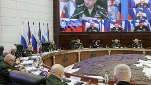 El ministro de Defensa ruso, Sergei Shoigu, preside una reunión en la que participa, según las imágenes, el comandante de la Flota rusa del mar Negro, Viktor Sokolov, al que Ucrania dio por muerto días antes.