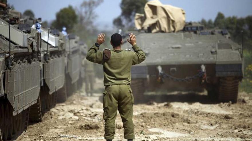 Maniobras de blindados israelíes en la frontera de Gaza.