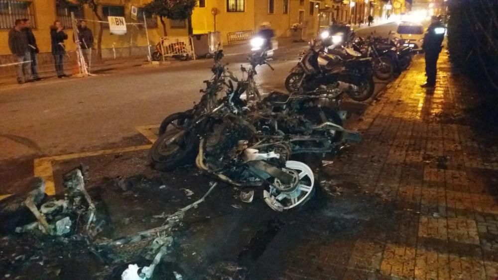 Arden una docena de motos en la avenida de La Rosaleda