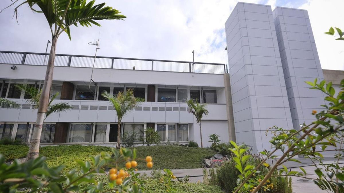 El edificio que se asoma al mar