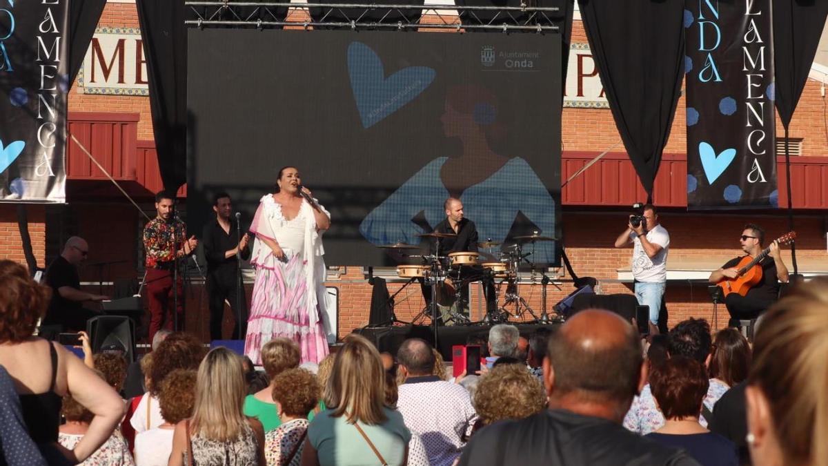 Ondenses y visitantes no han querido perderse el concierto del reconocido cantante.