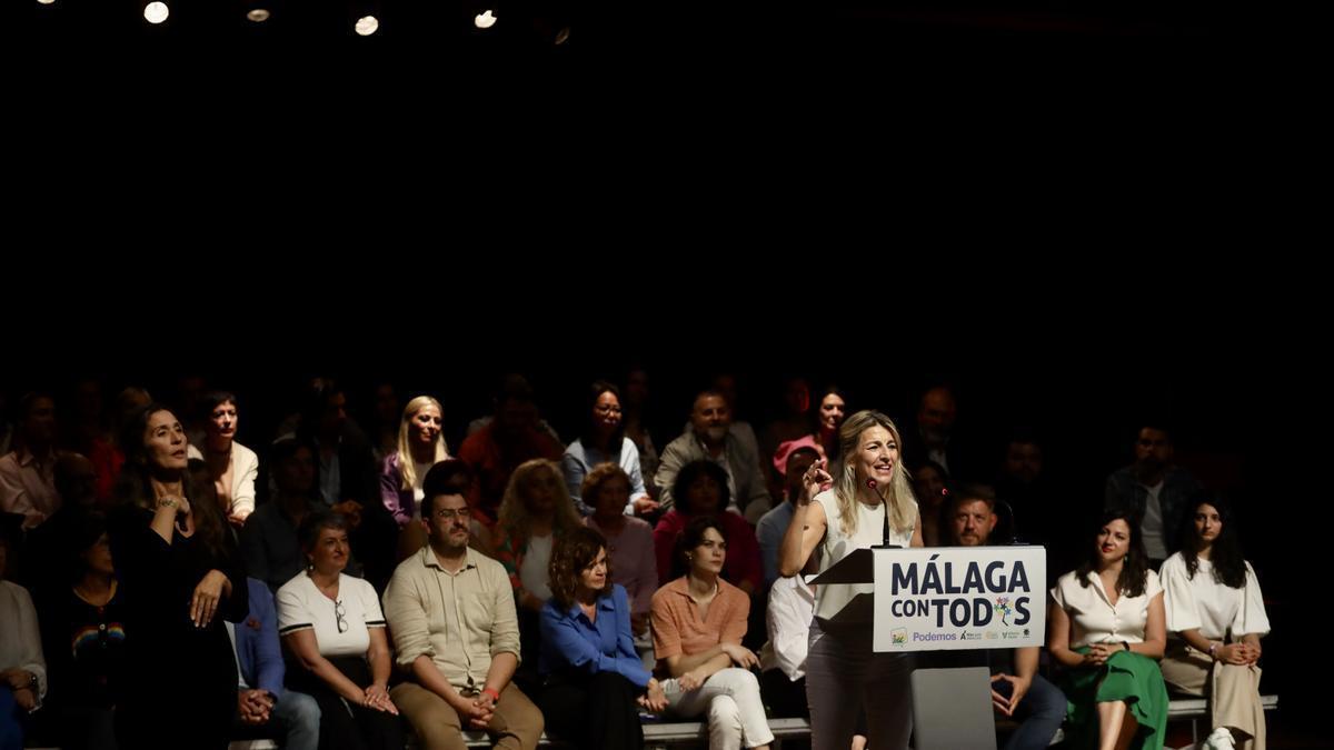 Yolanda Díaz interviene en su mitin malagueño con los candidatos de la izquierda en los municipios de la provincia al fondo.