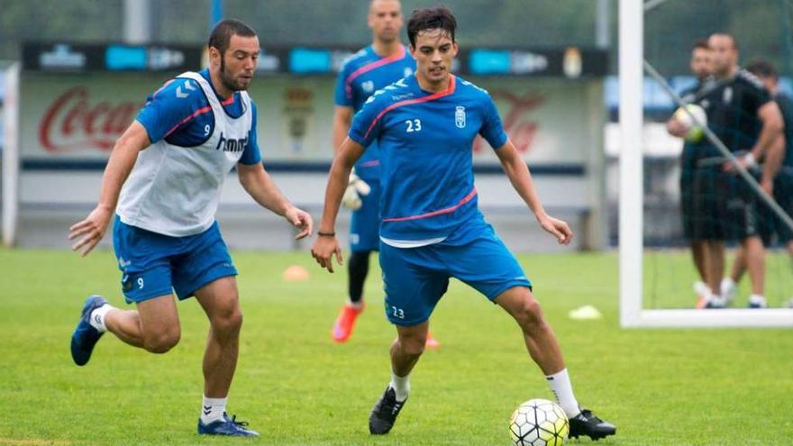 Edu Bedia, con el balón, presionado por Diego Cervero.