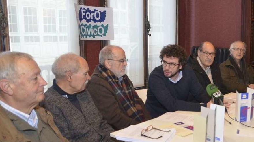 El concejal de Culturas y miembros de Foro Cívico, ayer.