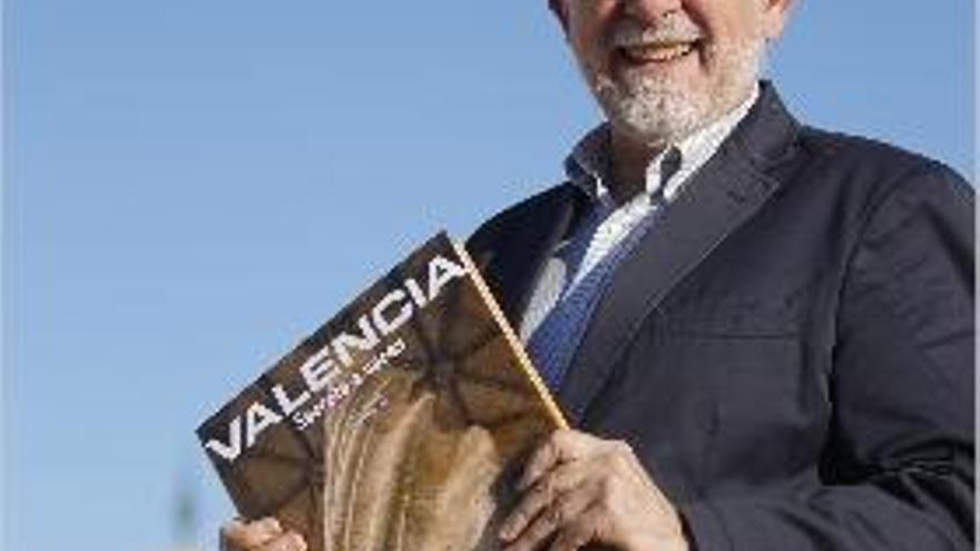 Pérez Puche con su libro.