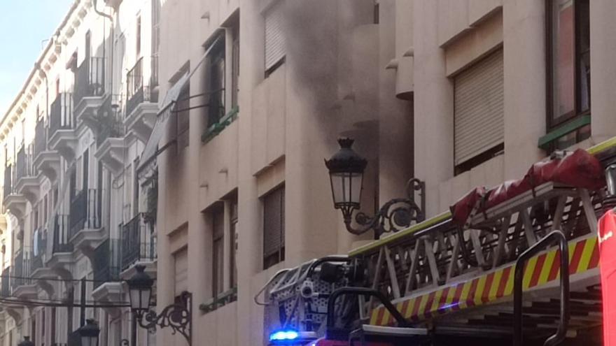 Desalojan un edificio en València por un incendio