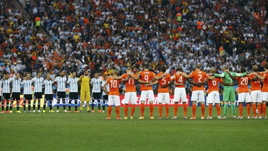 Homenaje a Di Stéfano antes de semifinal entre Argentina y Holanda