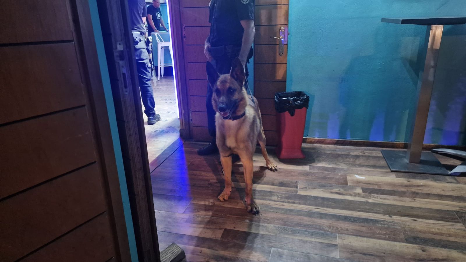 Tarde de perros, policía y drogas con dos detenidos más