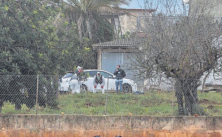 El equipo de Criminalística examina el suelo de la finca.