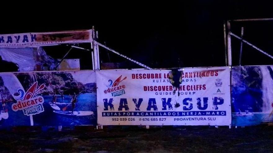 Arden más de 40 kayaks en un incendio en una playa de Nerja