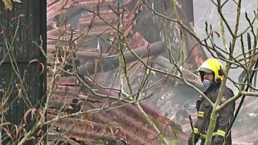 Un bombero tras extinguir el fuego.