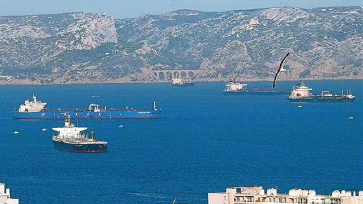 Varios buques se esperan ante el puerto de Marsella sin poder descargar por la huelga, la semana pasada.