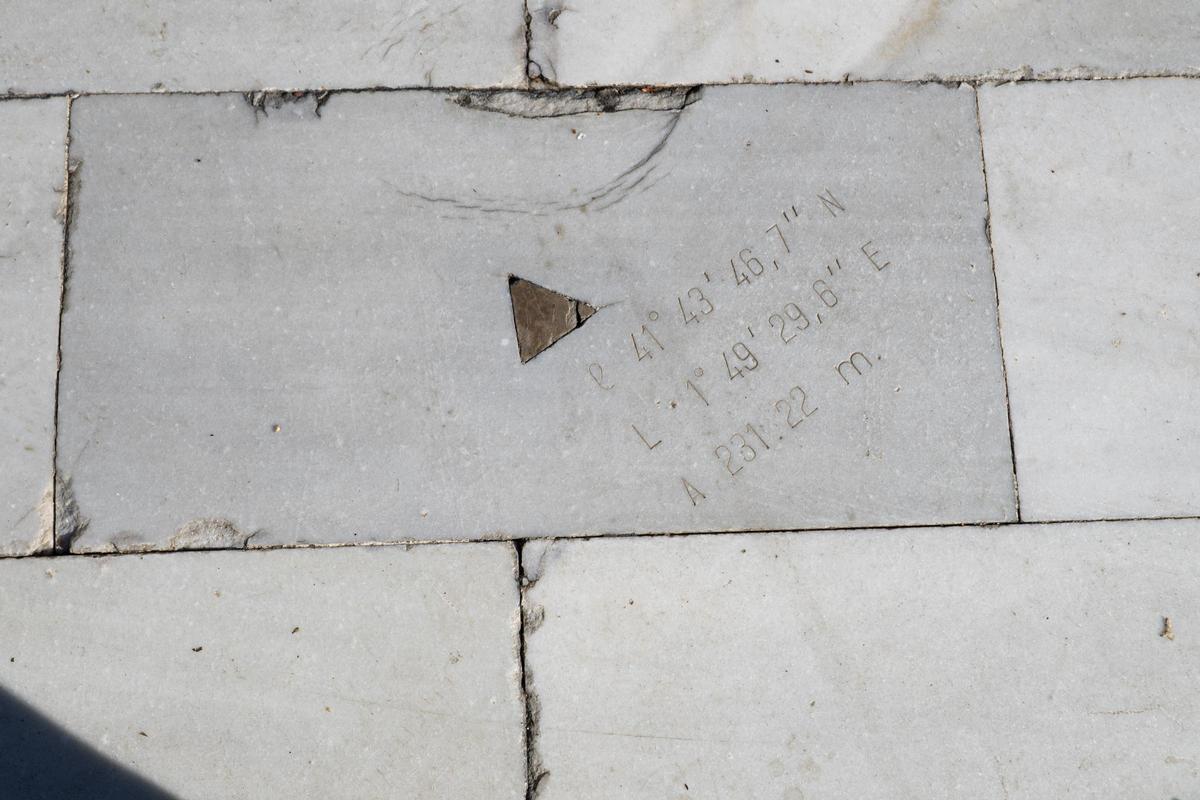 La inscripció en una placa de la plaça de les que han anat a fora