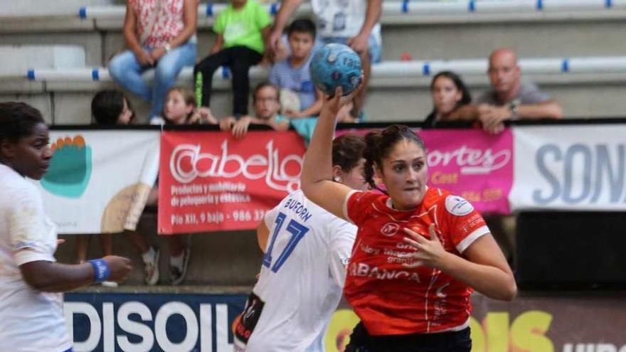 Un lance del partido disputado ayer en O Porriño entre el Godoy Maceira y el Granollers. // M.Canosa