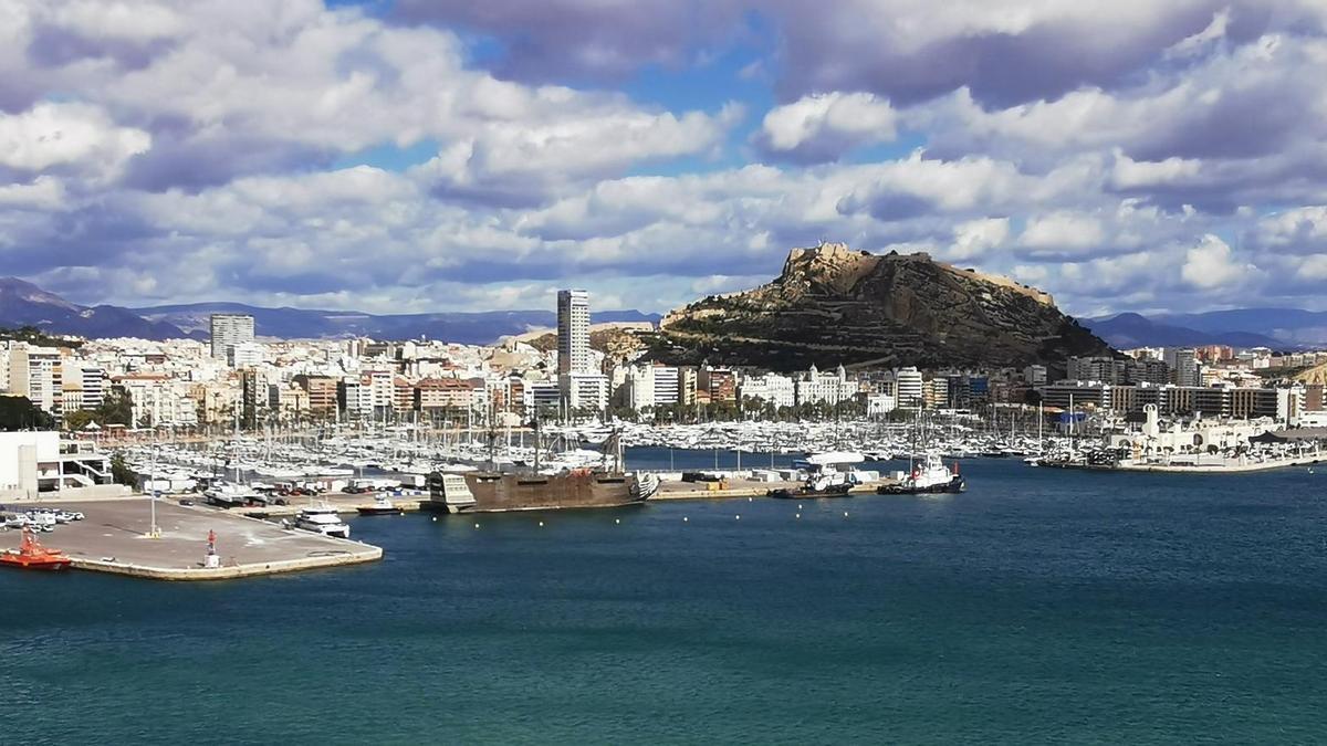Vista aérea parcial del puerto de Alicante