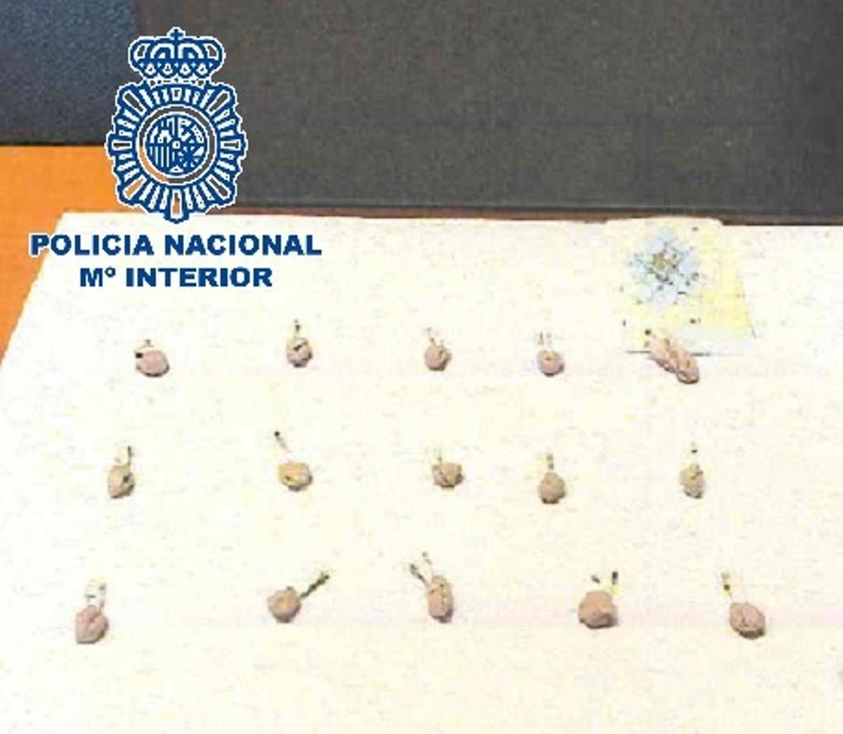 Imagen de recurso de papelinas de cocaína, como las dosis que la Policía intervino a esta mujer en la calle Carmen en Zaragoza.