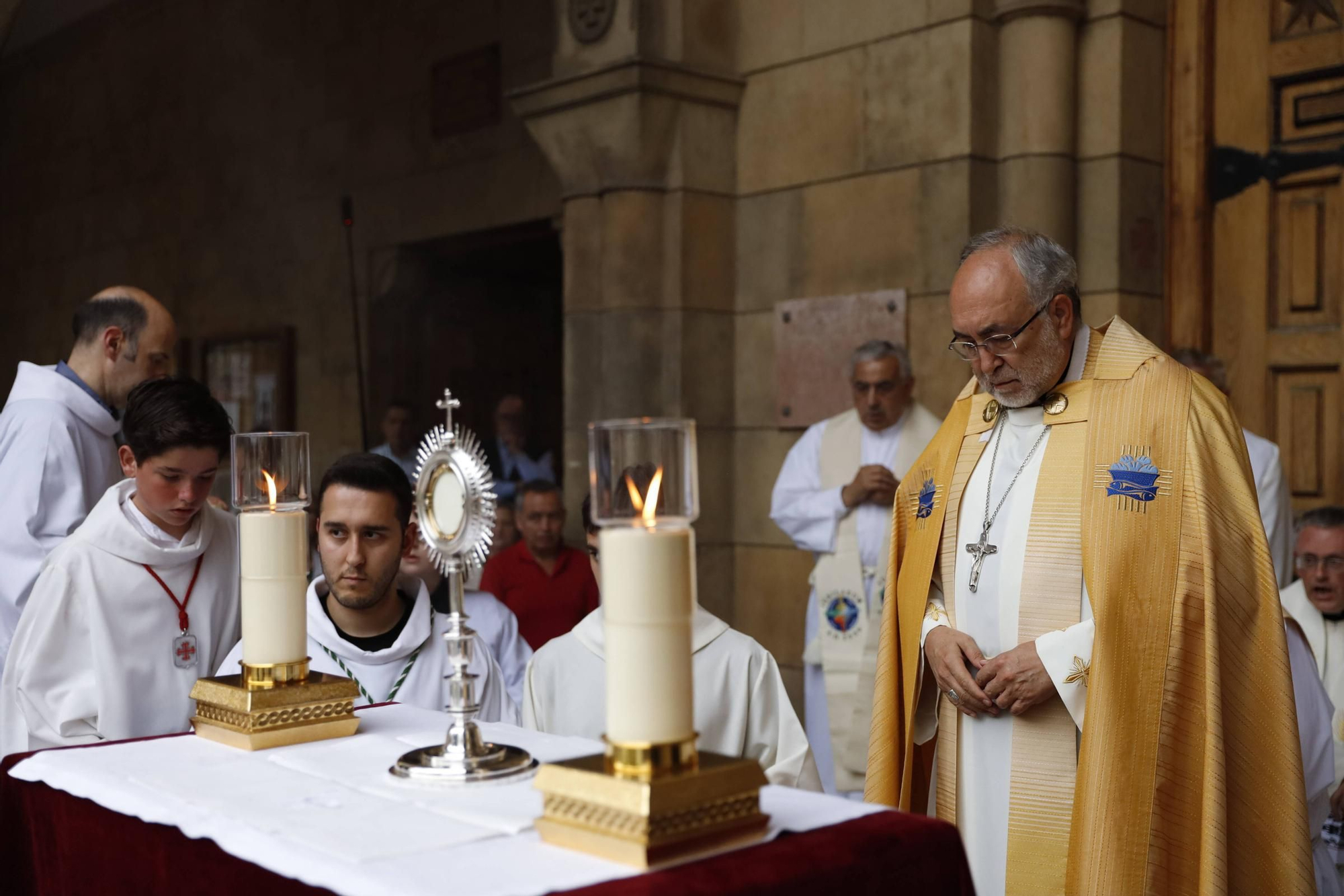 Pétalos, incienso, niños... así fue la procesión del Corpus Christi en Gijón (en imágenes)
