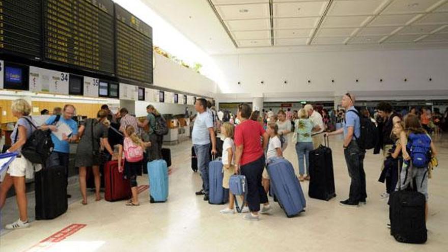 Pasajeros en la zona de facturación del aeropuerto de Lanzarote. | lp / dlp