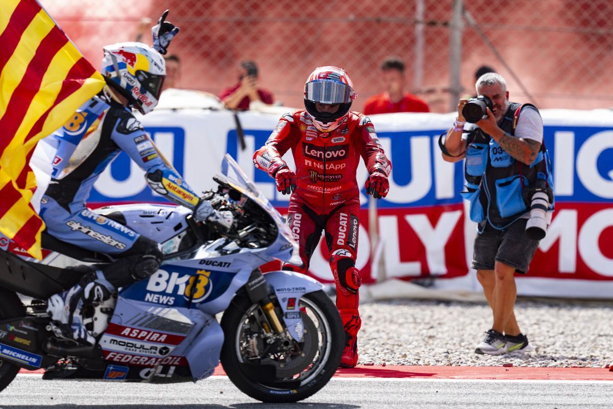 Los pilotos españoles de MotoGP, Alex Márquez (izq.) y Marc Márquez (centro), celebran su primer y segundo puesto en el podio tras el Gran Premio de Cataluña de MotoGP en el Circuito de Barcelona Cataluña en Montmeló.