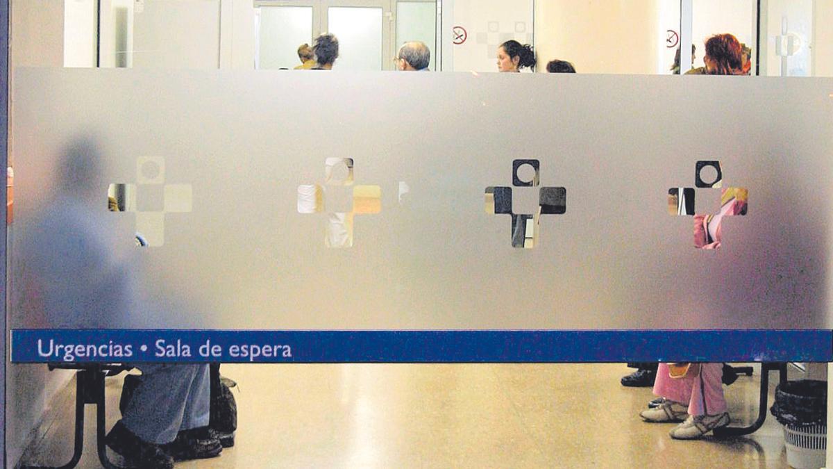 Varios pacientes aguardan su turno en la sala de espera de un centro de salud que dispone de atención médica 24 horas.