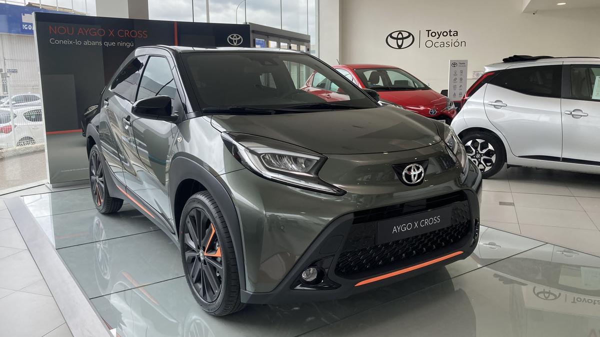 El nuevo Toyota Aygo X Cross, en la exposición de la Avenida Tres Cruces de Toyota Valencia.