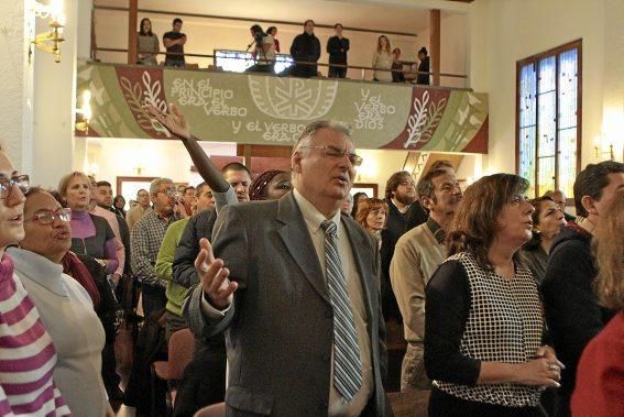 Starke Gefühle, innige Gebete: Den Sonntagsgottesdienst feiern alte und junge Mitglieder aus den verschiedensten Ländern in Palmas evangelischer Gemeinde mit Hingabe. Ein fester Bestandteil der Messe