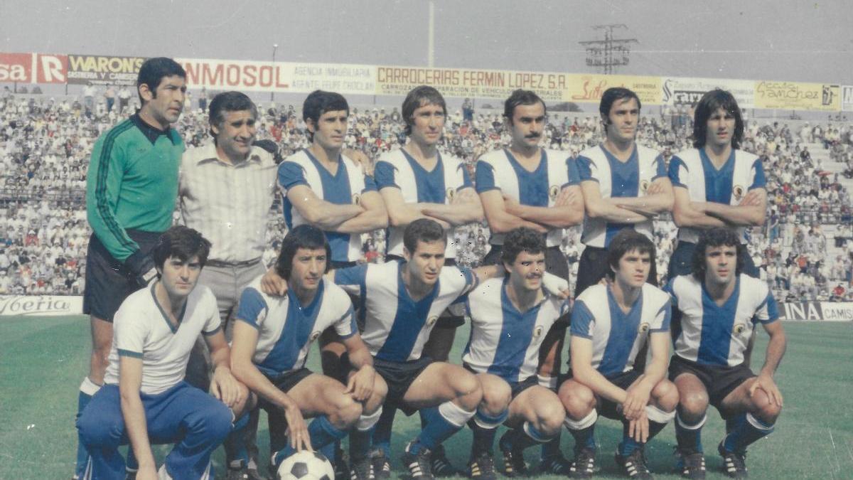 Hércules-Betis (5/6/77), despedida de Arsenio Iglesias. De pie: Humberto, Arsenio, José Antonio, Rivera, Betzuen, Quique y Giuliano. Agachados: González, San Cayetano, Baena, Barrios, Aracil y Pepín.