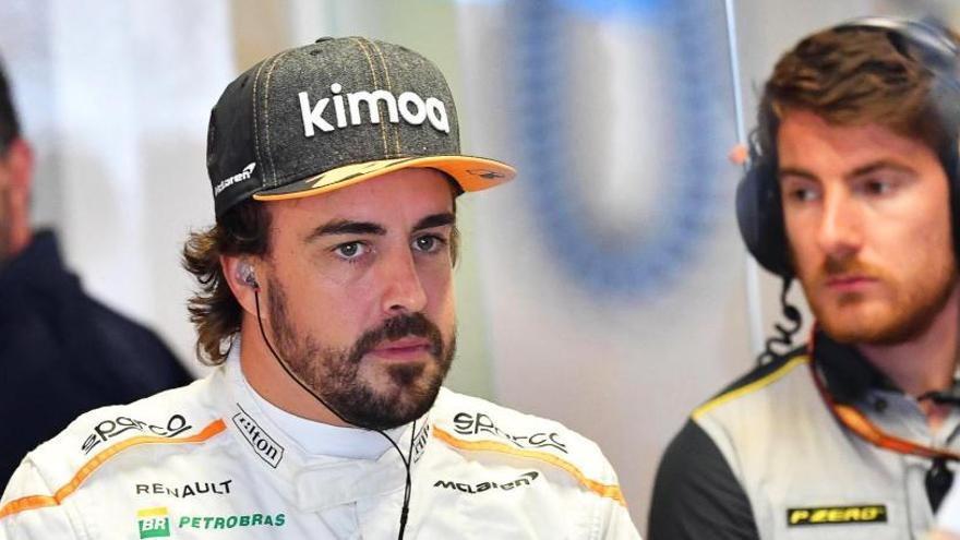 El piloto de McLaren, Fernando Alonso, antes de subirse al coche.