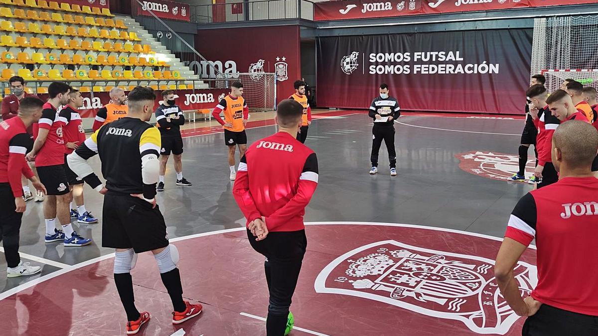 Entrenamiento de ElPozo, ayer, en las instalaciones de Las Rozas.  | PRENSA ELPOZO MURCIA FS