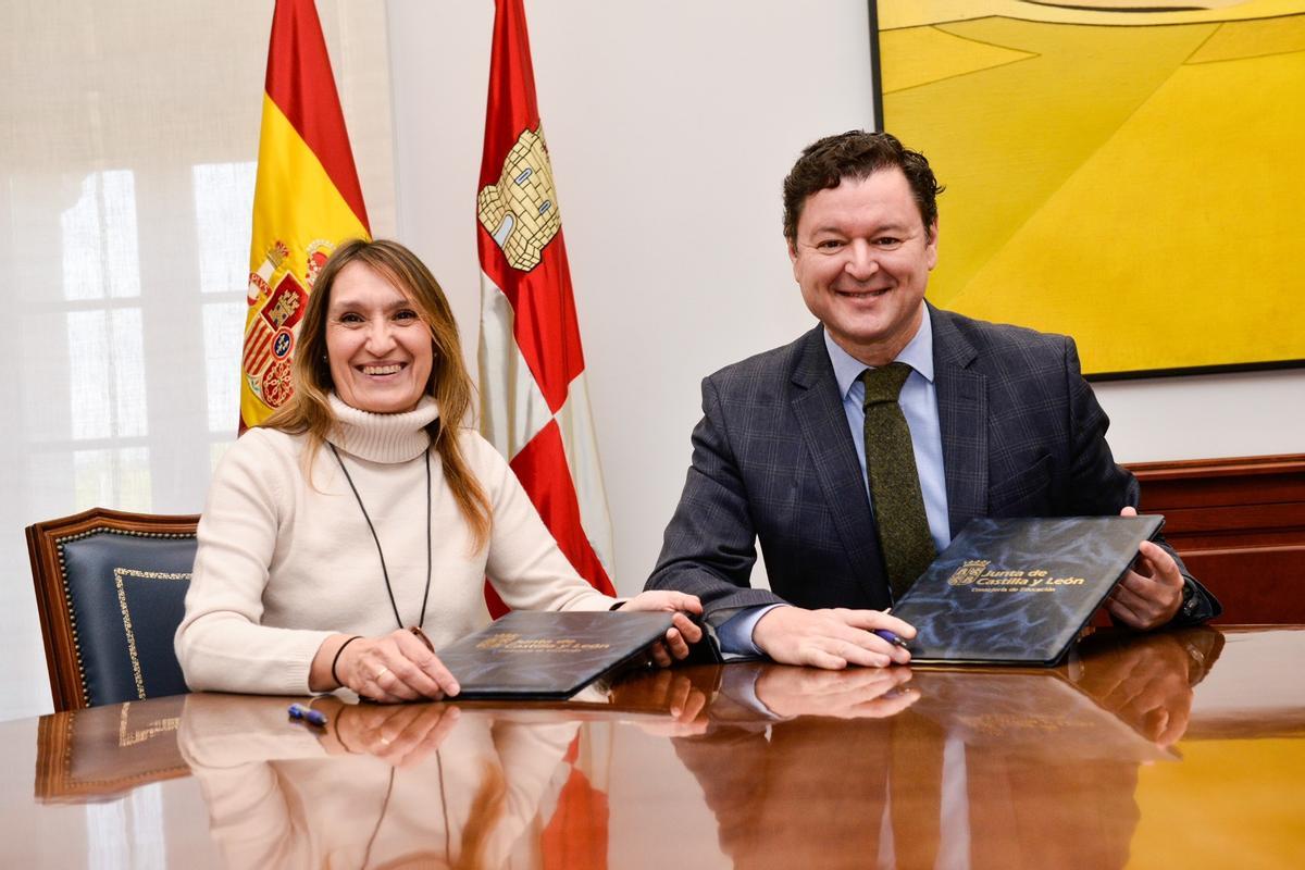La consejera de Educación de Castilla y León, Rocío Lucas, y el director territorial de CaixaBank, Gerardo Cuartero.