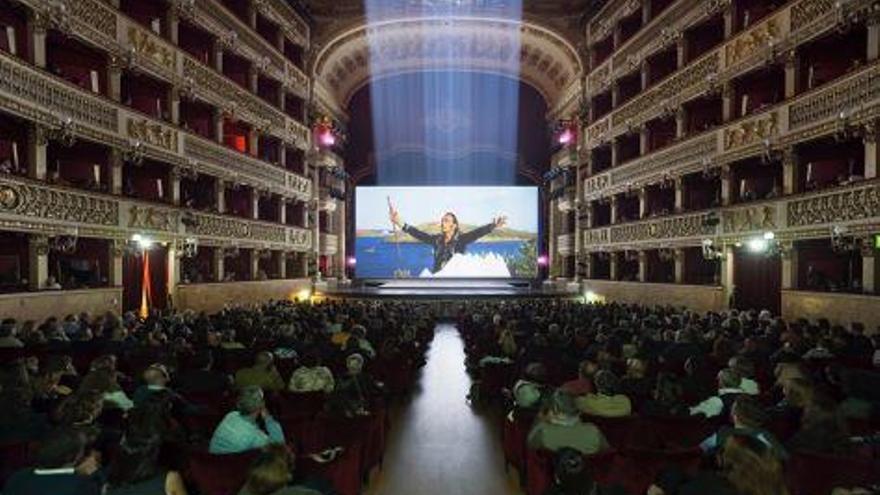 El Teatre de San Carlo durant la projecció del documental