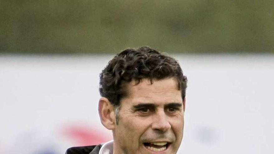 Fernando Hierro, en un entrenamiento del Oviedo.