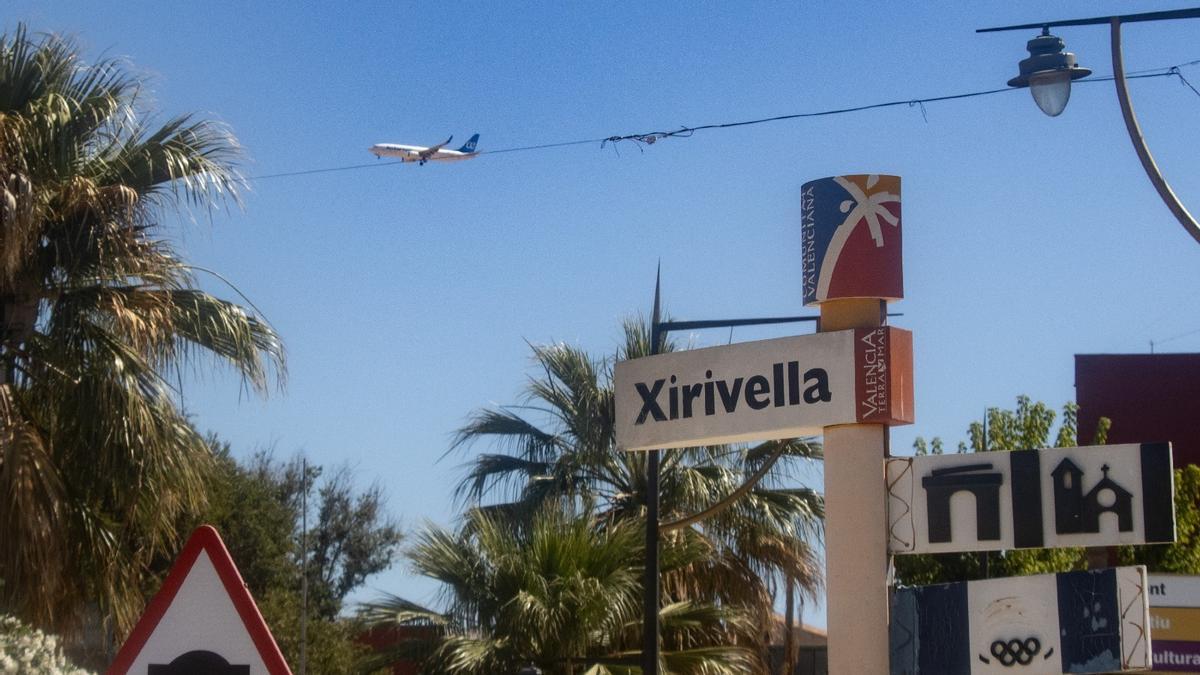 Un avión sobrevuela Xirivella.