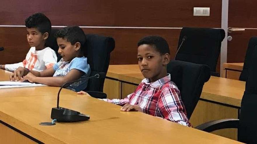 Los tres niños saharauis, el pasado martes en el salón de plenos.