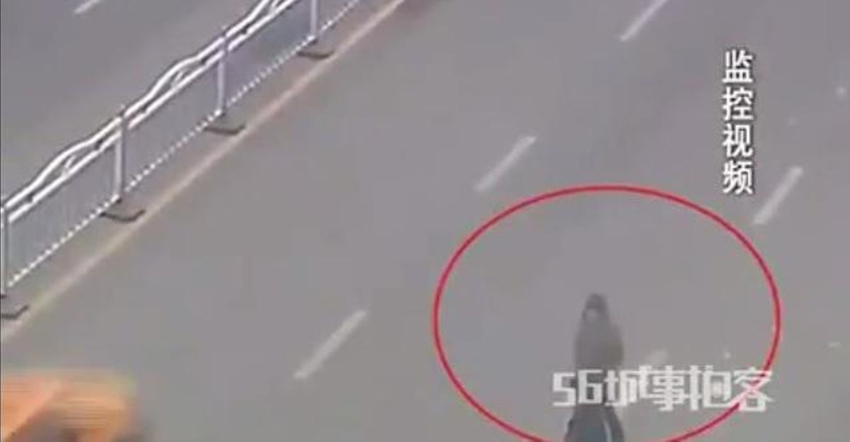 El vídeo captat per les càmeres de seguretat que mostra l’impactant intent de suïcidi.