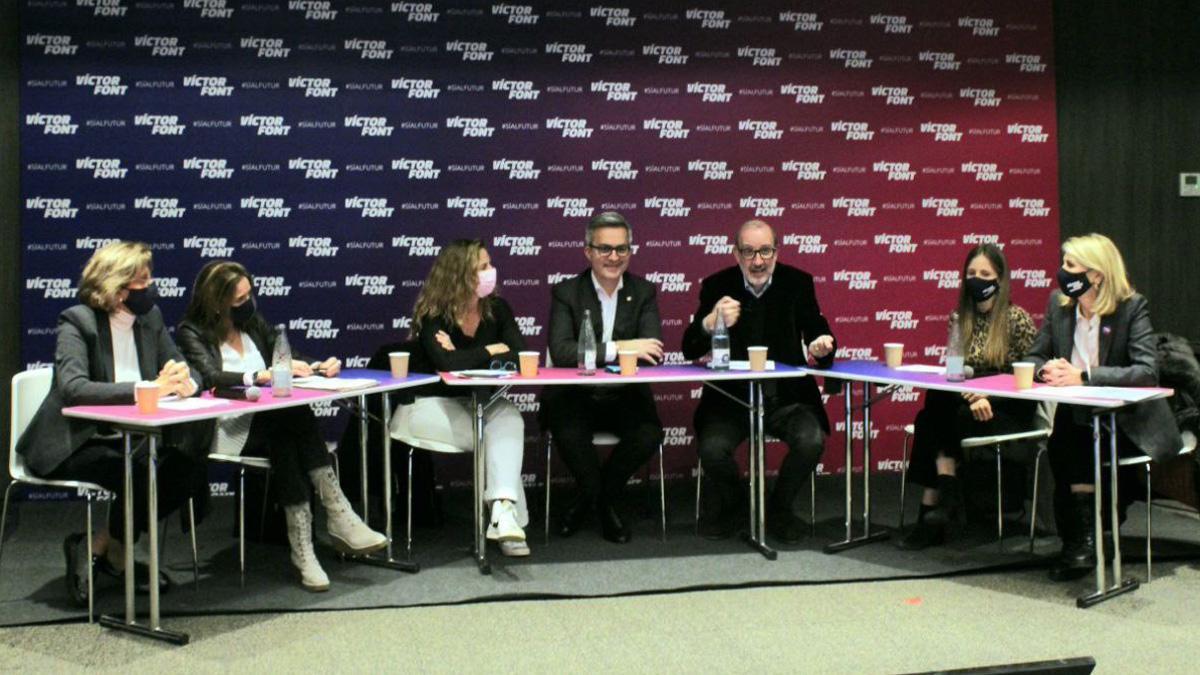 Víctor Font y Antoni Bassas junto a las cinco integrantes de su candidatura