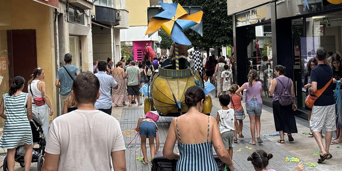 Veïnat i visitants gaudeixen dels variats espectacles que es fan a la via pública.