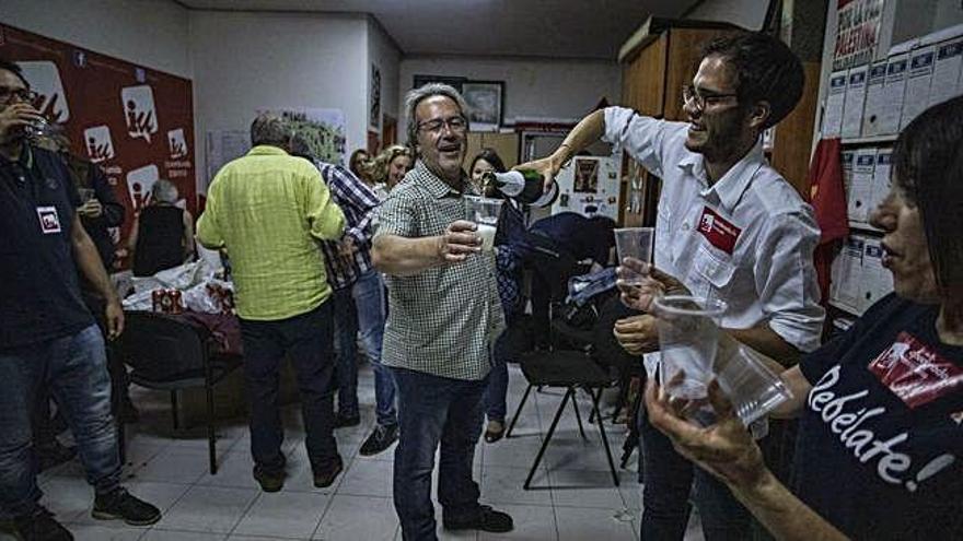 Francisco Guarido brinda tras conocer los resultados que le otorgan a IU catorce concejales.