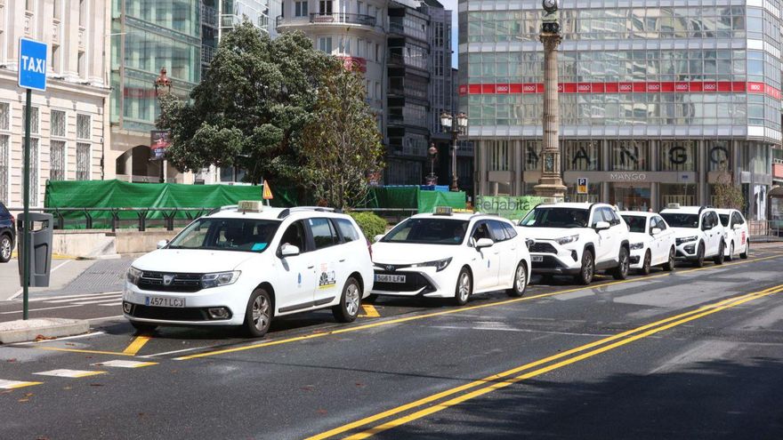 Taxis de A Coruña en la parada de los Cantones, junto al Obelisco. | Iago López