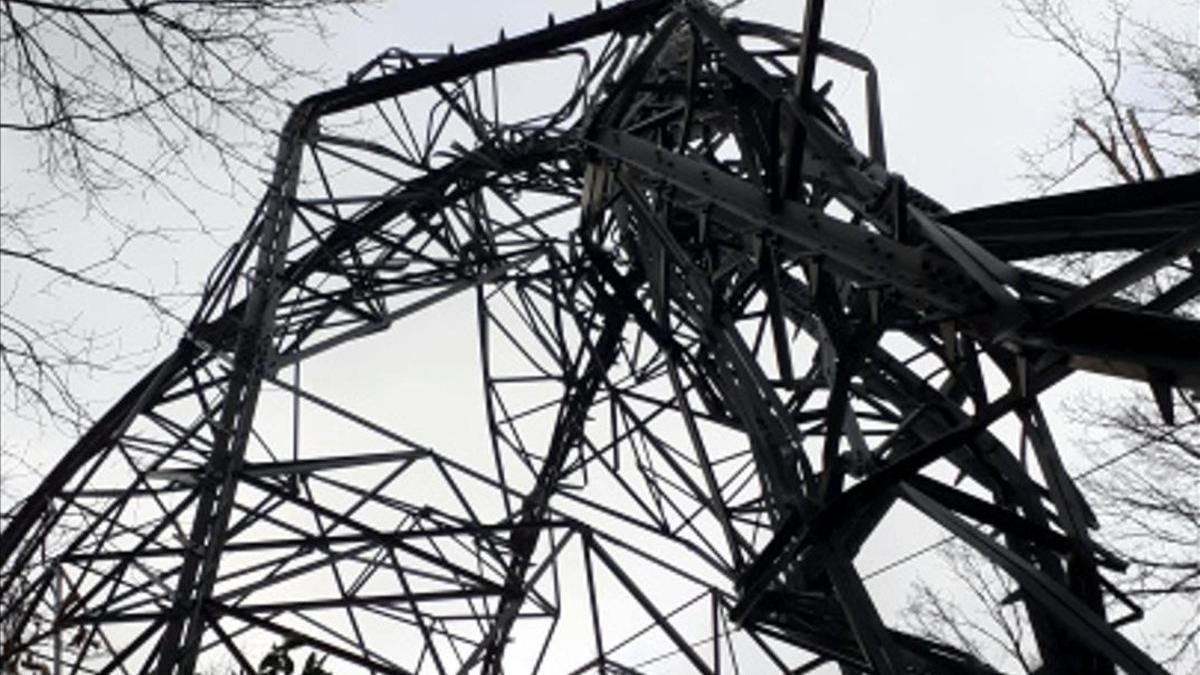 Una torre de muy alta tensión tumbada por el temporal Gloria en Sant Hilari de Sacalm