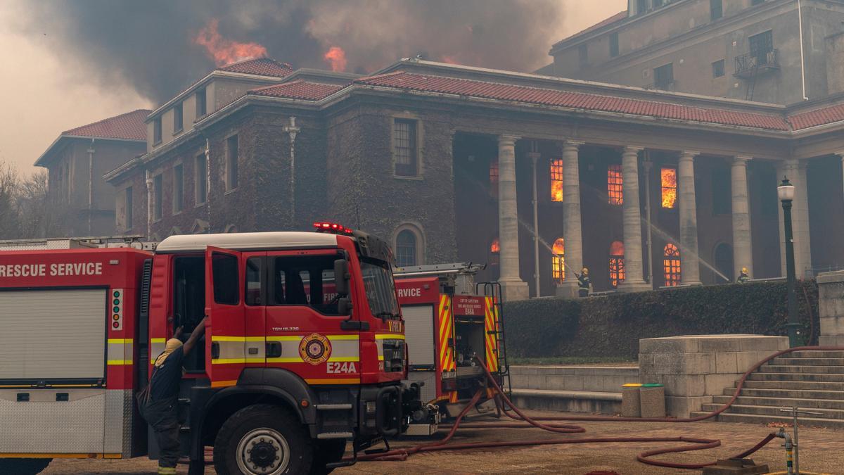 Un incendio destruye edificios de la histórica Universidad de Ciudad del Cabo