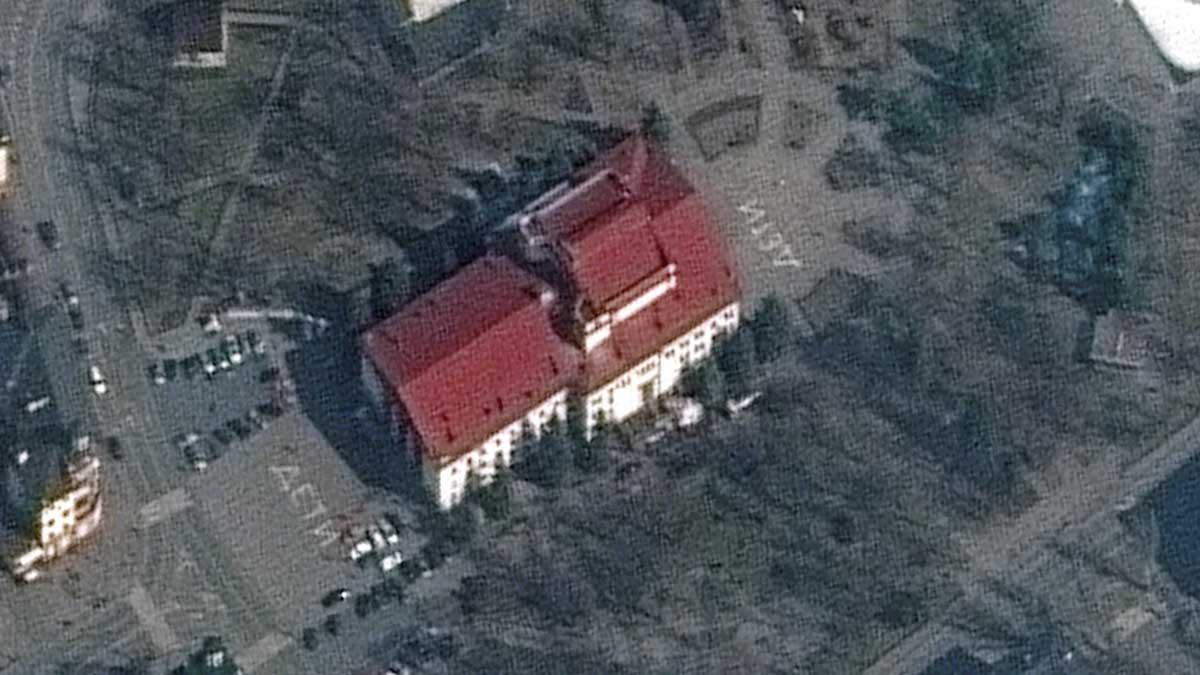 El teatro de Mariúpol, antes de ser bombardeado, a vista de satélite. Al lado, en ruso, está escrita con grandes letras la palabra 'Niños'.