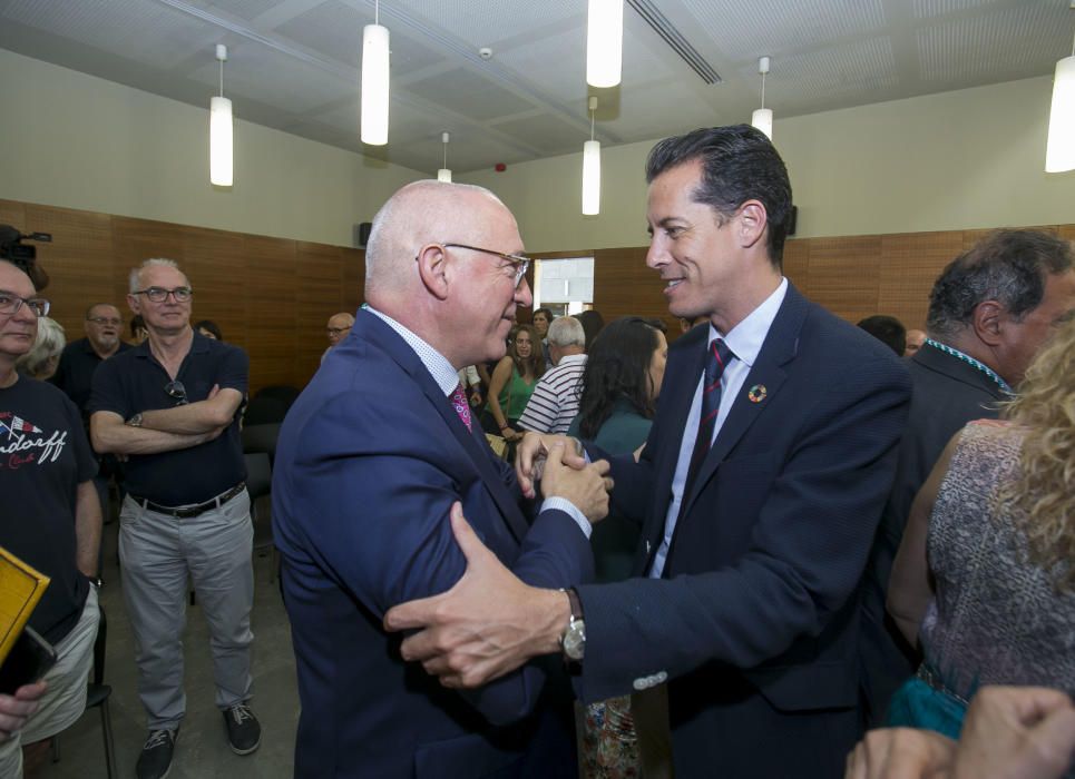 Cientos de personas abarrotan la sala de plenos y el hall para asistir a la constitución del Ayuntamiento con siete grupos políticos